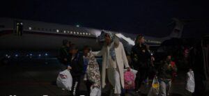 لحظة وصول الطائرة التي تقل الأطفال الروس القادمين من سوريا