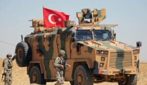 وتقاتل تركيا أيضاً وحدات حماية الشعب، الفرع السوري لحزب العمال الكردستاني، في شمال سوريا.