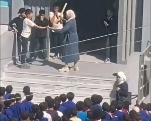 صورة من فيديو متداول لمديرة المدرسة في مدينة داريا