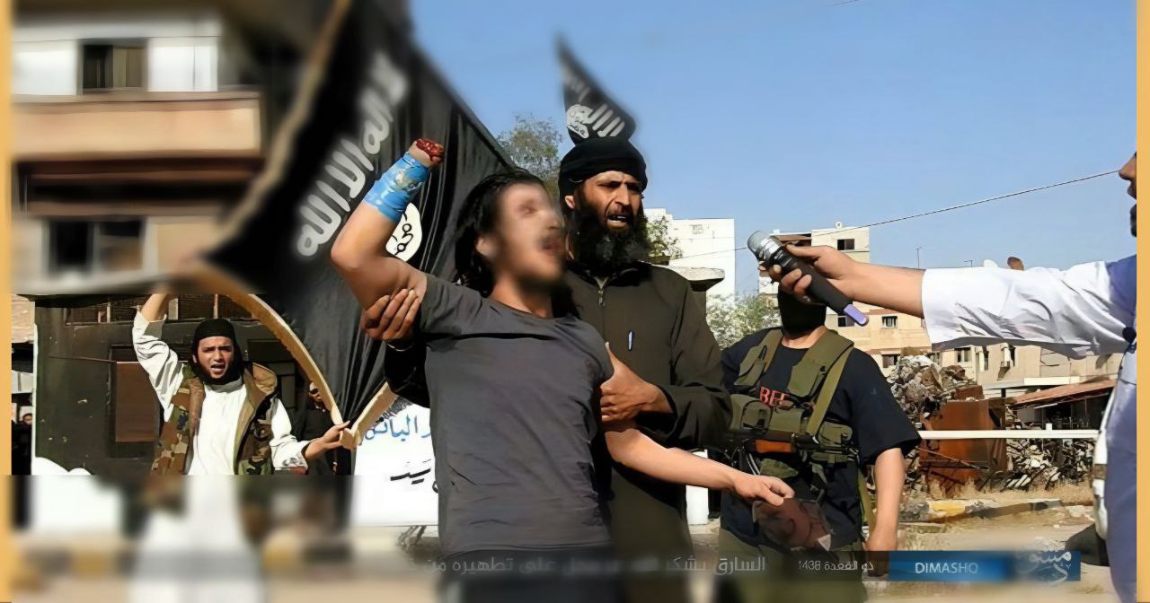 صورة تعود لعام 2015 ... تنظيم الدولة يقوم بقطع يد شاب بتهمة السرقة في حي اليرموك بدمشق